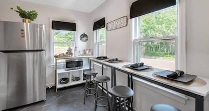 Shocker Shack - 2K - Near WSU, Park - Fenced Yard