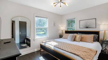 2 makuuhuonetta, työpöytä, silitysrauta/-lauta, vauvan matkasänky