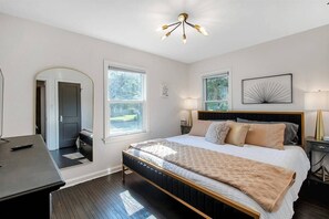 2 slaapkamers, een bureau, een strijkplank/strijkijzer, reisbedje