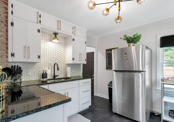 Jääkaappi, mikroaaltouuni, uuni, liesi