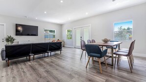 Dining - Miami Dual Oasis Retreat | Fast WiFi & Parking (Miami)