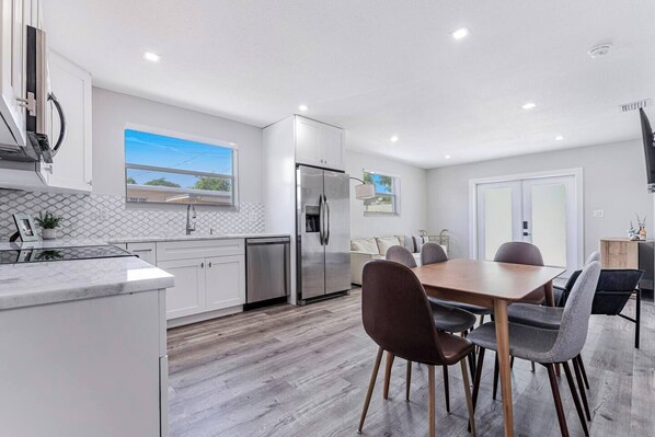 冷蔵庫、電子レンジ、オーブン、コンロ