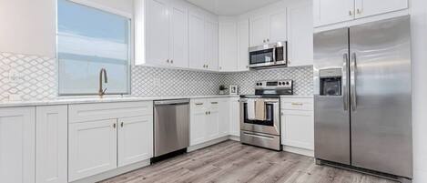 Kühlschrank, Mikrowelle, Ofen, Herdplatte