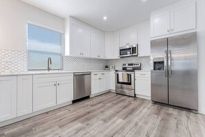 冷蔵庫、電子レンジ、オーブン、コンロ