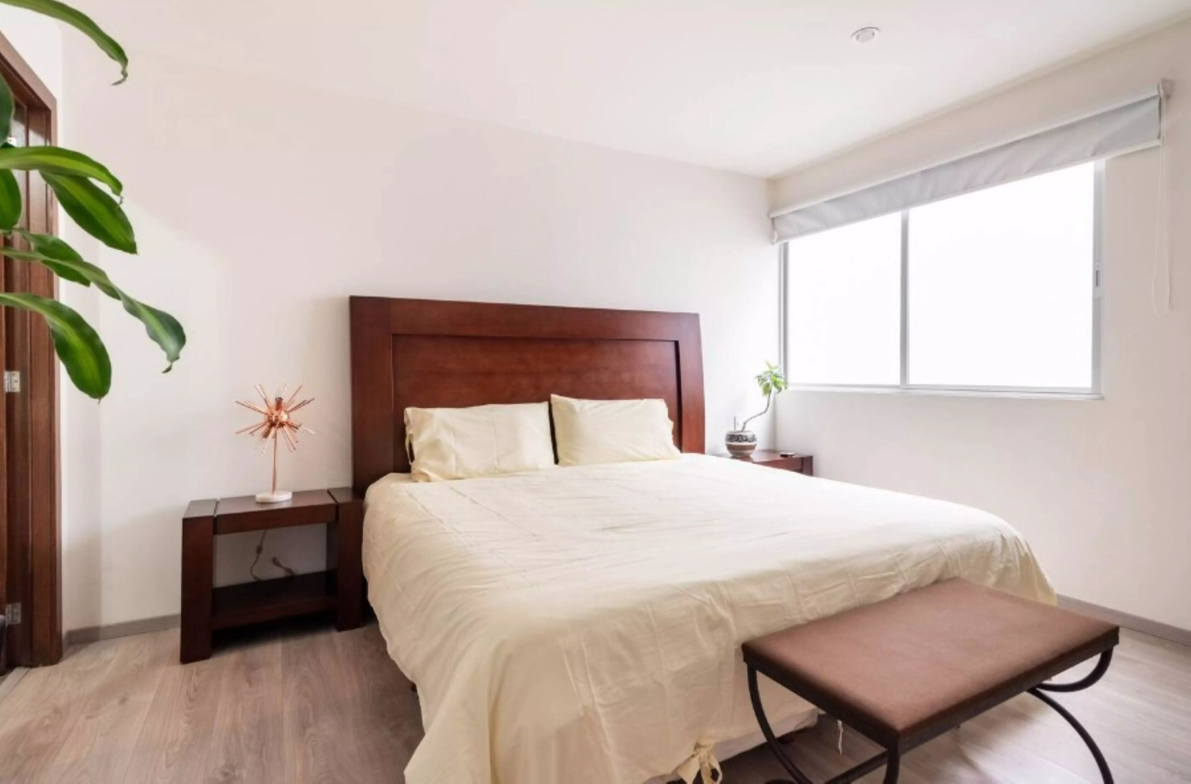 2 bedrooms, iron/ironing board, internet, bed sheets