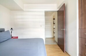 1 dormitorio, tabla de planchar con plancha, wifi y ropa de cama