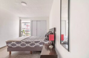 1 chambre, fer et planche à repasser, accès Internet, draps fournis