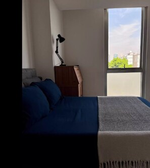 1 habitación, tabla de planchar con plancha, internet y ropa de cama