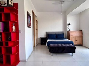 1 habitación, tabla de planchar con plancha, internet y ropa de cama
