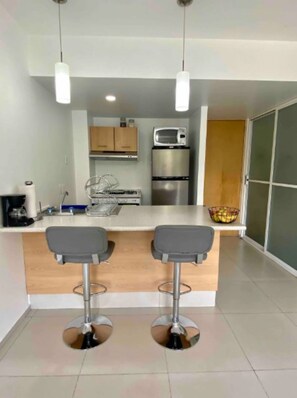 Réfrigérateur, micro-ondes, batterie de cuisine, vaisselle et ustensiles