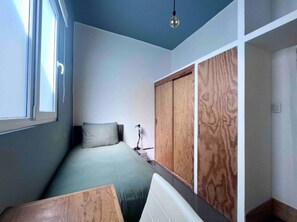 2 slaapkamers, een bureau, een strijkplank/strijkijzer, wifi