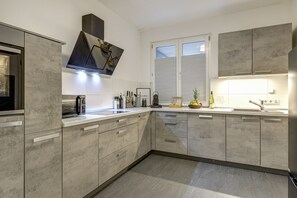 Fridge, microwave, oven, stovetop - Central design apartment near the shore - 105 sqm - Parking - Kitchen - Netflix (Bingen am Rhein)