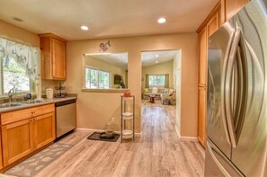 Interior - Yosemite, Pine Inn at the lake (Groveland)