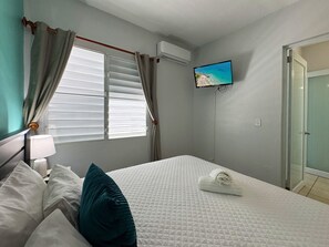 2 soverom, strykejern/-brett og reiseseng for barn