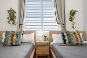 2 habitaciones y tabla de planchar con plancha