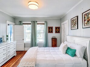 Room - Cozy & Modern Entire Home  (Winthrop)