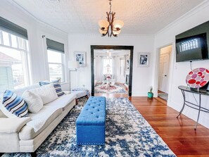 Living area - Cozy & Modern Entire Home  (Winthrop)