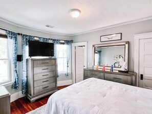 2 bedrooms, iron/ironing board, free WiFi, bed sheets - Cozy & Modern Entire Home  (Winthrop)