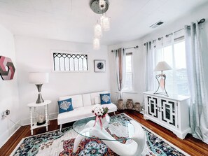 Living area - Cozy & Modern Entire Home  (Winthrop)