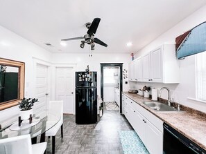 Private kitchen - Cozy & Modern Entire Home  (Winthrop)