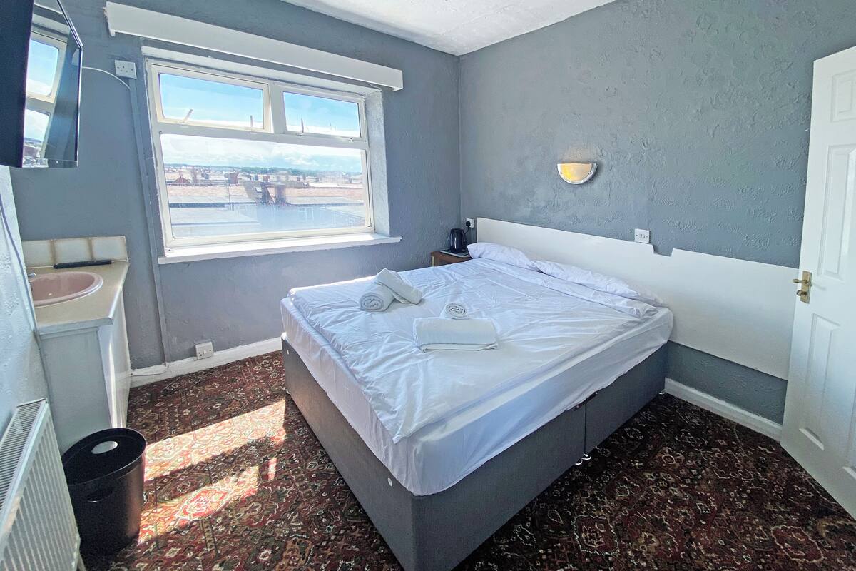 Comfort Double Room | Free WiFi, bed sheets