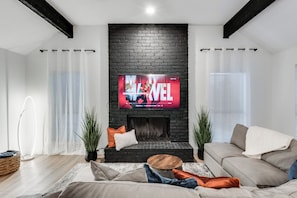 Smart TV, chimenea y tenis de mesa
