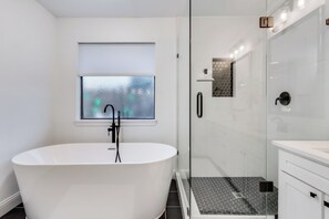 Hair dryer, towels, soap, shampoo - Ultimate Comfort & Modern Elegance in our Renovated Pool House with Hot Tub (Carrollton)