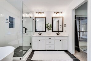 Secador de cabelo, toalhas de banho, sabonete, shampoo