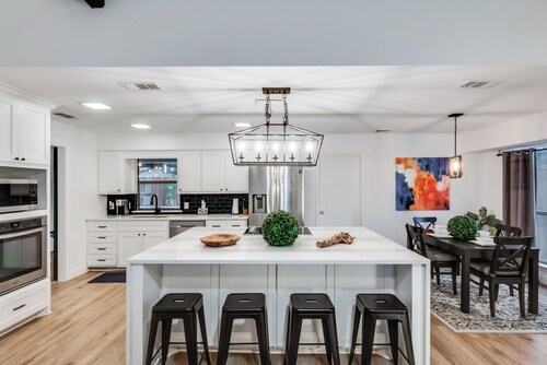 Ultimate Comfort & Modern Elegance in our Renovated Pool House with Hot Tub