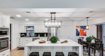 Ultimate Comfort & Modern Elegance in our Renovated Pool House with Hot Tub