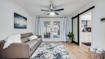 スマートテレビ、暖炉、卓球台