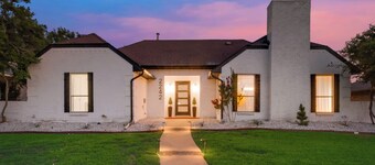 Ultimate Comfort & Modern Elegance in our Renovated Pool House with Hot Tub