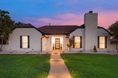 Ultimate Comfort & Modern Elegance in our Renovated Pool House with Hot Tub