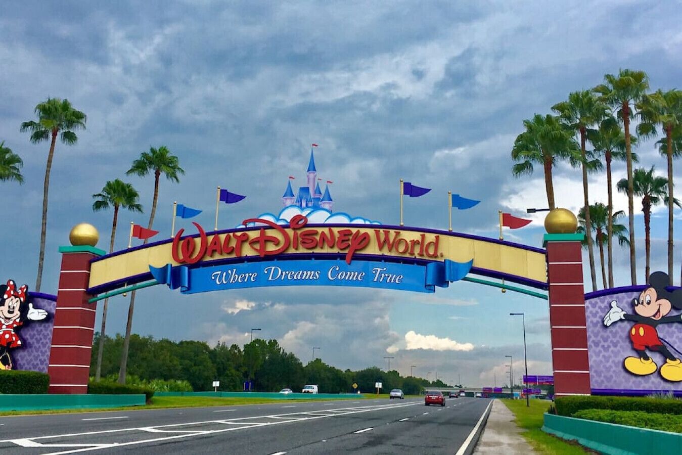 L’entrée de Walt Disney World, avec une grande enseigne représentant Mickey et Minnie Mouse.
