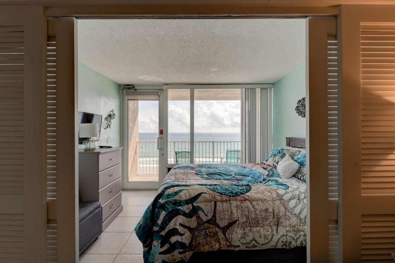 2 quartos, escrivaninha, ferros/tábuas de passar roupa