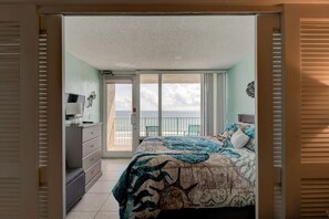 2 slaapkamers, een bureau, een strijkplank/strijkijzer, gratis wifi