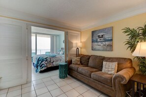 2 bedrooms, desk, iron/ironing board, free WiFi - Sunrise Seven Deluxe Oceanfront Condo (Daytona Beach)