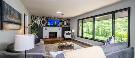 تلفزيون ذكي، مدفأة، مشغل دي في دي