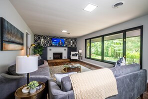 Älytelevisio, takka, DVD-soitin