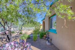 Property grounds - Tohono O'odham House: historic adobe close to UAZ with fire pit and more! (Tucson)