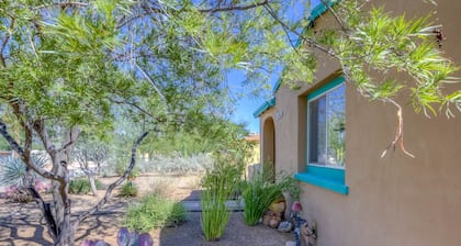 Tohono O'odham House: historic adobe close to UAZ with fire pit and more!