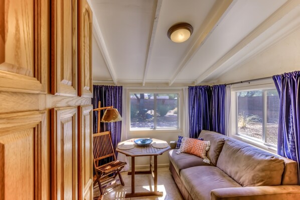 Smart TV, DVD player, foosball, books - Tohono O'odham House: historic adobe close to UAZ with fire pit and more! (Tucson)