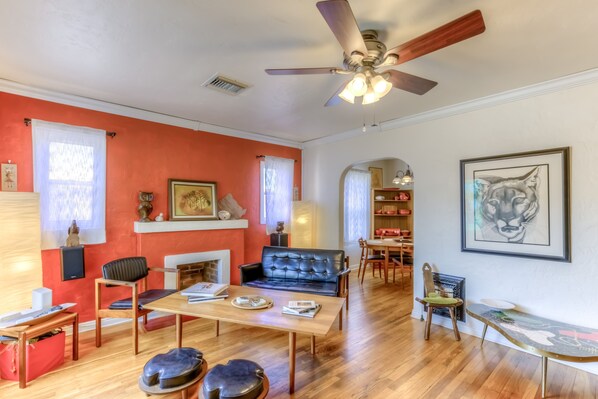 Smart TV, reproductor de DVD, futbolito y libros 