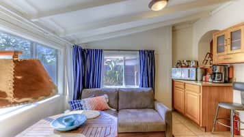 TV connectée, lecteur de DVD, baby-foot, livres