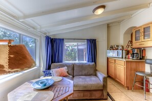 Smart TV, DVD player, foosball, books - Tohono O'odham House: historic adobe close to UAZ with fire pit and more! (Tucson)