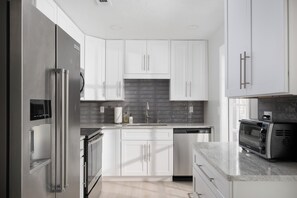 Private kitchen - 10 Mins to Football Stadium - Newly Renovated Home- Fire Pit -BBQ  (Gainesville)