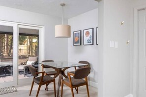 Dining - 10 Mins to Football Stadium - Newly Renovated Home- Fire Pit -BBQ  (Gainesville)