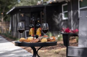 Outdoor dining - 10 Mins to Football Stadium - Newly Renovated Home- Fire Pit -BBQ  (Gainesville)