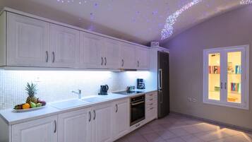 Kühlschrank, Wasserkocher mit Kaffee-/Teezubehör