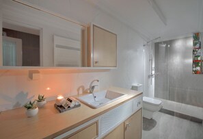 Suihku, pyyhkeet, vessapaperi